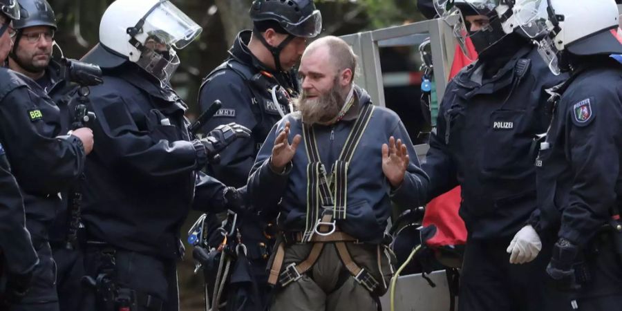 Die Polizei nimmt einen Aktivisten beim Hambacher Forst fest.