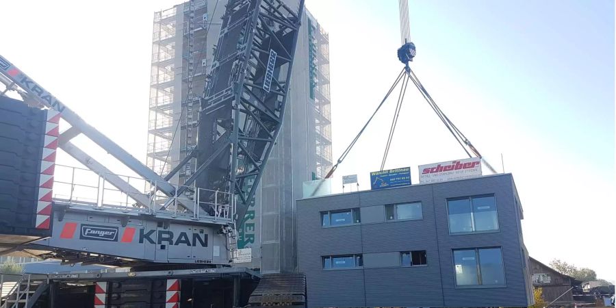 Zweistöckiges Haus wird in Wikon LU auf 30 Metern auf Silo gehoben