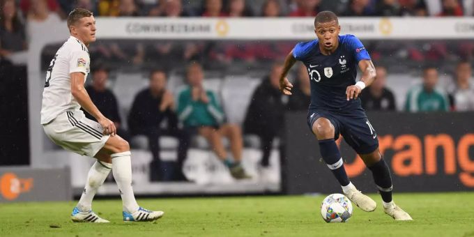 Frankreichs Stürmer Kylian Mbappé im Duell gegen Deutschlands Toni Kroos. Frankreichs Stürmer Kylian Mbappé im Duell gegen Deutschlands Toni Kroos.