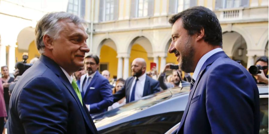 Ungarns Regierungschef Viktor Orban und Italiens Innenminister Matteo Salvini geben sich bei ihrem Treffen in Mailand die Hand.