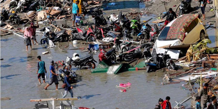 Trümmer und Schäden, die das Erdbeben und ein Tsunami in Indonesien hinterlassen haben.