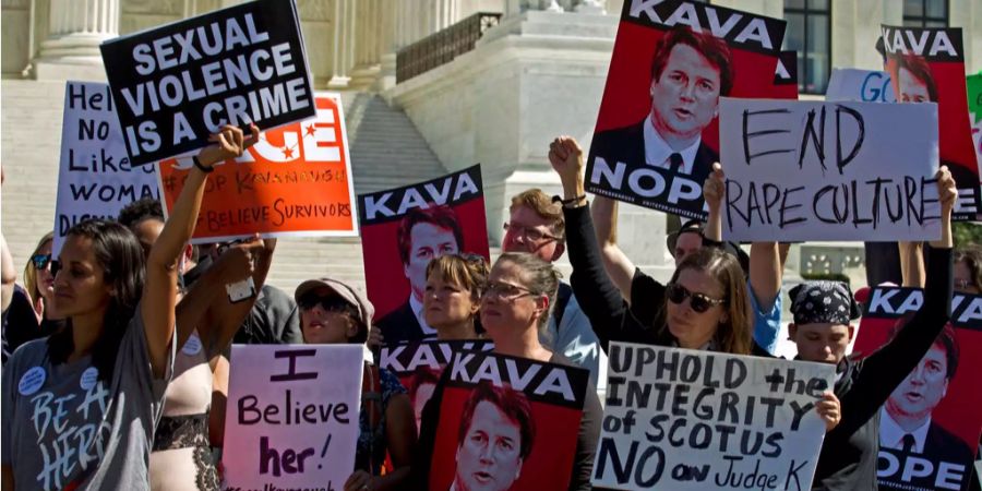 Während dem Justizausschuss demonstrieren Frauen gegen Brett Kavanaugh und für Christine Blasey Ford.