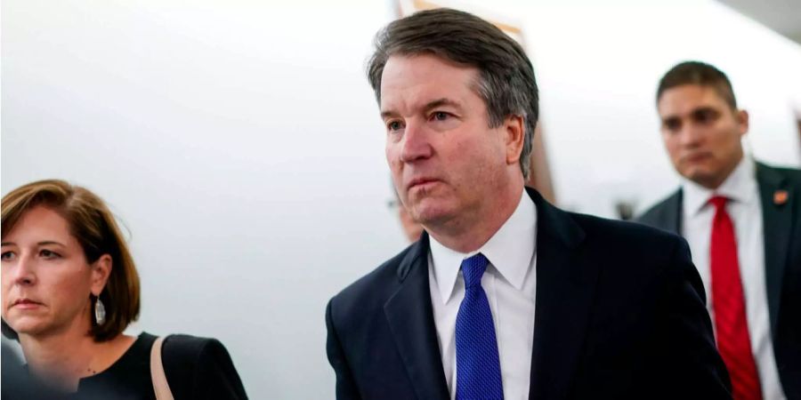 Supreme-Court-Kandidat Brett Kavanaugh und seiner Frau Ashley betreten den Anhörungssaal.