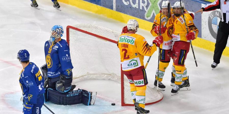 Die geschlagenen Davoser Claude Paschoud und Torhüter Anders Lindbäck nach dem Treffer zum 0:2. Rechts die jubelnden Langnauer Lardi Federico, Aaron Gagnon und Stefan Rüegsegger.