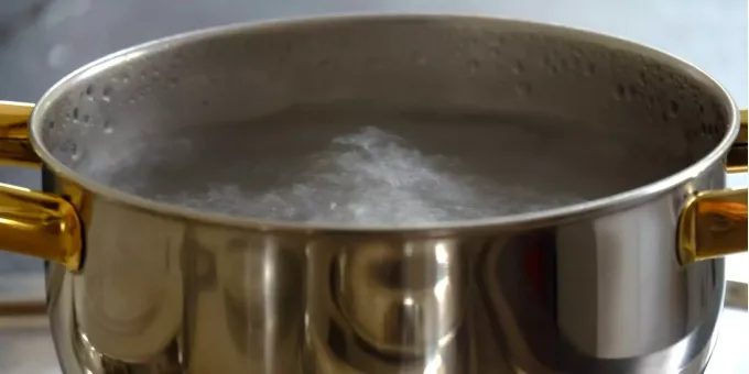 Kochendes Wasser Totet In Cafe Zwei Manner