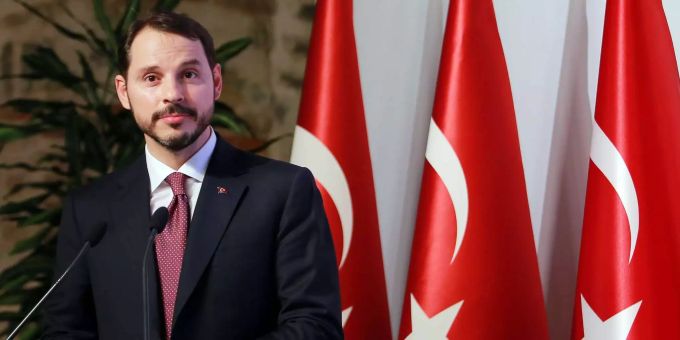 Berat Albayrak, Finanzminister der Türkei und Schwiegersohn von Erdogan, spricht bei einer Pressekonferenz. Berat Albayrak, Finanzminister der Türkei und Schwiegersohn von Erdogan, spricht bei einer Pressekonferenz.