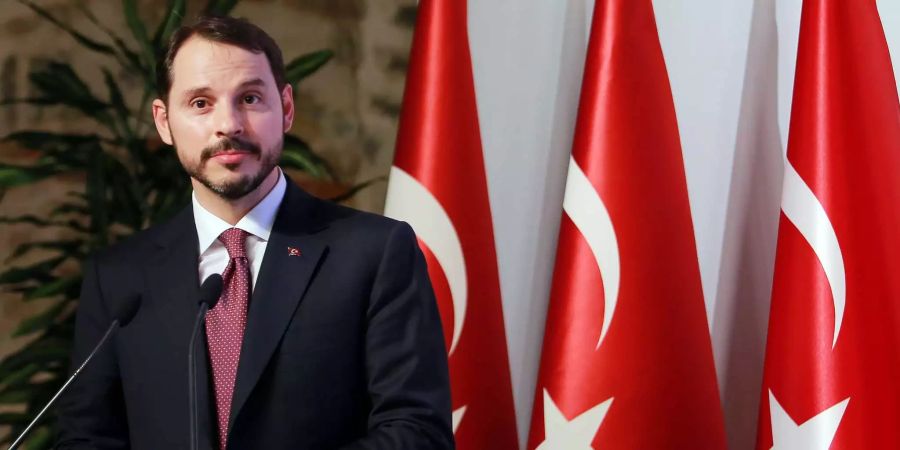 Berat Albayrak, Finanzminister der Türkei und Schwiegersohn von Erdogan, spricht bei einer Pressekonferenz.