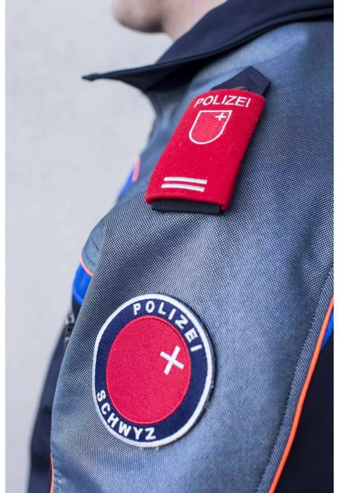 Schulter eines Polizisten der Kantonspolizei Schwyz - Keystone Schulter eines Polizisten der Kantonspolizei Schwyz - Keystone
