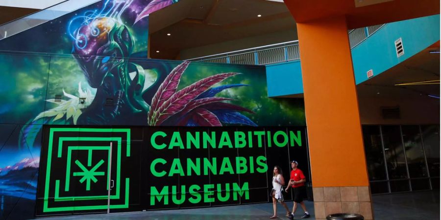 Zwei Menschen laufen am bunt gestalteten Eingang des Cannabis-Museums in Las Vegas vorbei.