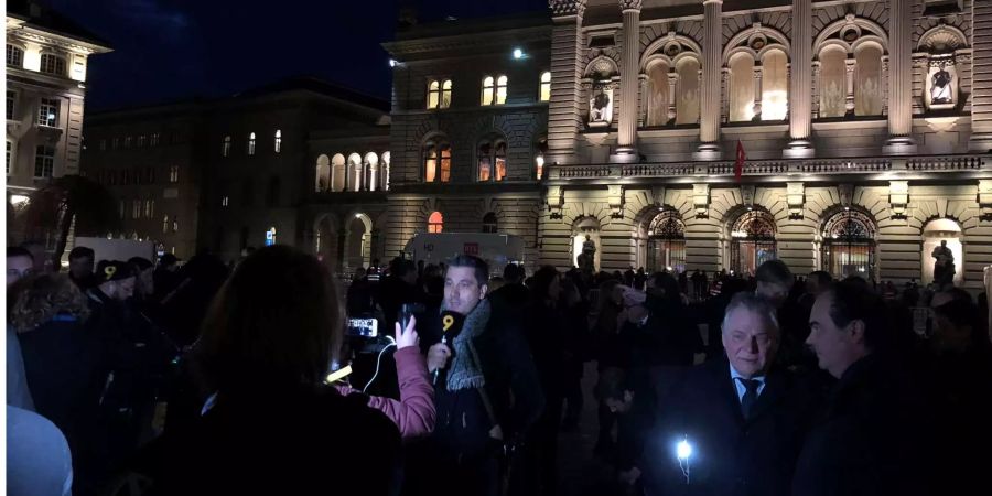 Die halbe Schweiz will bei den Wahlen dabei sein. Auf dem Bundesplarz ist jedenfalls schon einiges los.