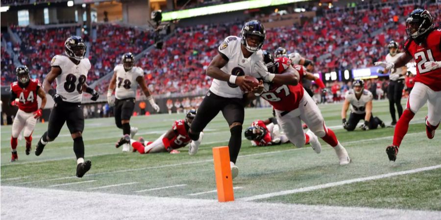 Der Spieltag verläuft ganz im Sinne der Baltimore Ravens: Divisionsleader Pittsburgh und Playoff-Konkurrent Indianapolis verlieren ihre Spiele, während sich die Ravens gegen die Atlanta Falcons mit 26:16 durchsetzen. Es ist der dritte Sieg mit Lamar Jackson als Starting-QB. Er ist zu Fuss kaum zu halten: 75 Yards und ein Touchdown springen dabei heraus. Damit hat Baltimore einen Sieg Vorsprung auf einen nicht-Playoff-Platz und ein Unentschieden Rückstand auf die Steelers. Mit Jackson und der stark aufspielenden Defense könnte es für die Playoffs reichen, doch es stehen noch Duelle mit den Chiefs und den Chargers an.