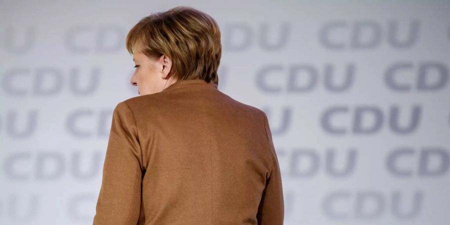 Bundeskanzlerin Angela Merkel (CDU) besichtigt die Hamburger Messehalle für den CDU-Bundesparteitag.