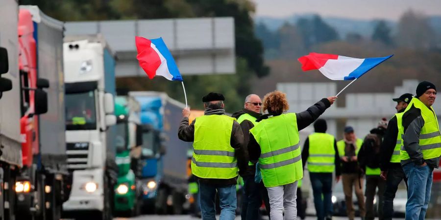 Auch auf den Autobahnen demonstrieren die «Gelbwesten» gegen steigende Spritkosten und die Reformpolitik der Regierung.