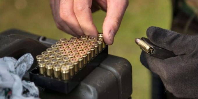 Der deutsche Rüstungskonzern Rheinmetall beabsichtigt, in Zusammenarbeit mit einem örtlichen Partner in der Ukraine die Produktion von Artilleriemunition aufzubauen. (Symbolbild) Beladen Pistole