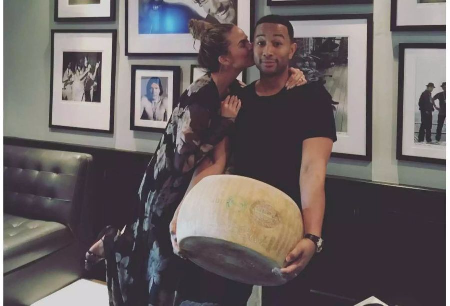 Chrissy Teigen erhielt von ihrem Mann zu Weihachten einen riesigen Käse.