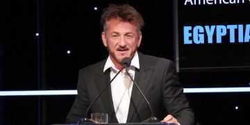 Sean Penn an einer Zeremonie.