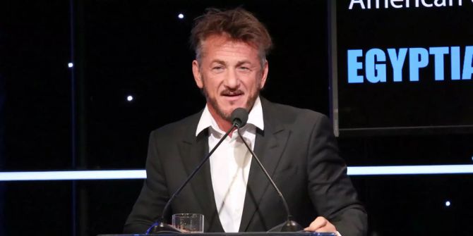 Sean Penn an einer Zeremonie.