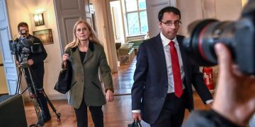 Die Frau von Jean-Claude Arnault verlässt den Gerichtssaal.