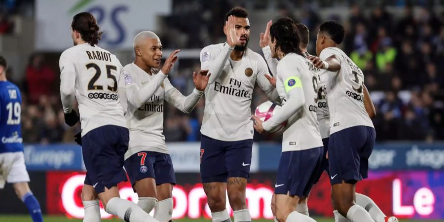 Die Spieler von PSG feiern den 1:1-Ausgleich gegen Strassburg.