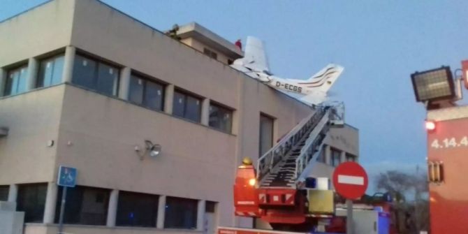 Rettungskräfte sind im Einsatz, nachdem ein Kleinflugzeug auf das Dach einer Tankstelle stürzte.