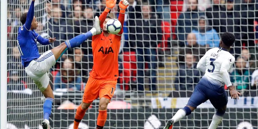 Tottenhams Goalie Hugo Lloris pariert einen Ball von Josh Murphy von Carfiff City. Die Tottenham Hotspurs gewinnen gegen Cardiff mit 1:0.