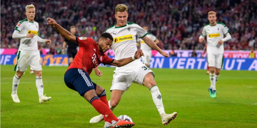 Mönchengladbachs Nico Elvedi (rechts) blockt eine Flanke von Bayern Münchens Serge Gnabry.