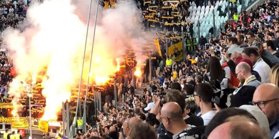 Die YB-Fans zünden vor dem Spiel gegen Juventus Pyros. Zum Ärger der Italiener.