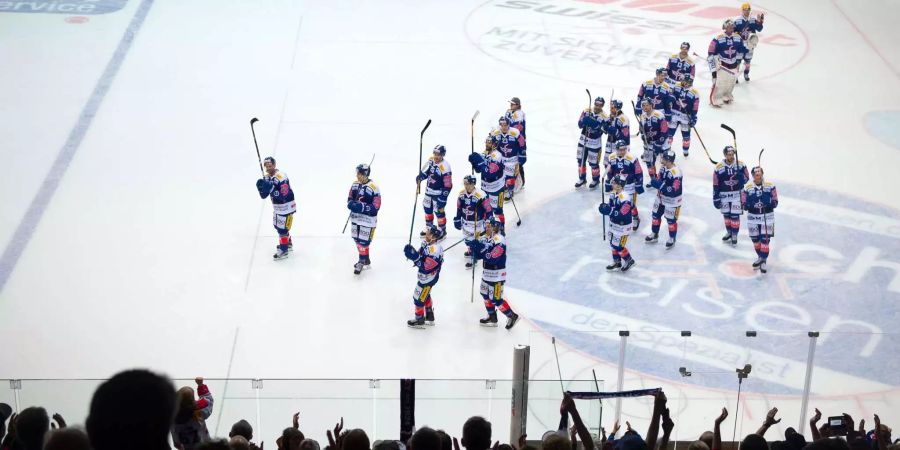 Jubel zum Heimsieg bei der Mannschaft und den Fans in der Swiss Arena nach dem Eishockey-Meisterschaftspiel der Swiss League zwischen dem EHC Kloten und dem HC Thurgau.