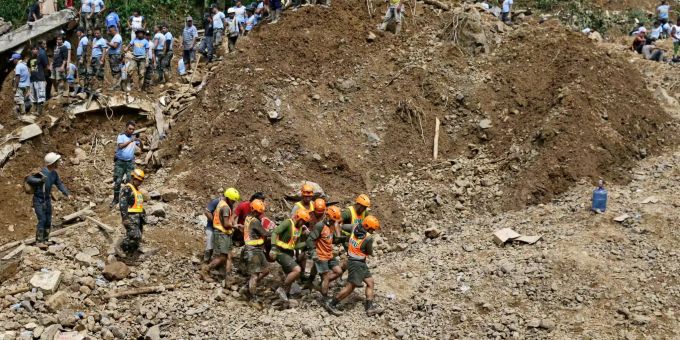 Helfer tragen die Leiche eines Opfers des Erdrutsches in Itogon (PHL), ausgelöst durch den Taifun «Mangkhut». Helfer tragen die Leiche eines Opfers des Erdrutsches in Itogon (PHL), ausgelöst durch den Taifun «Mangkhut».