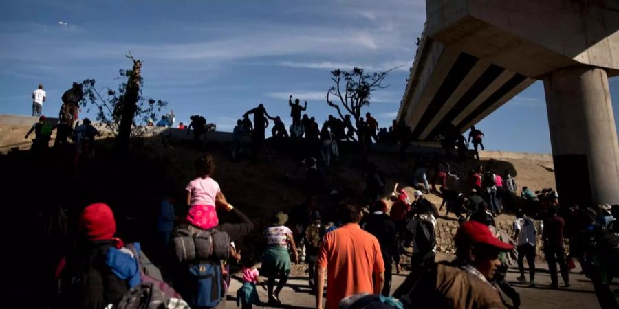 Die Migranten aus Mittelamerika machen sich auf, die Grenze zu überqueren.