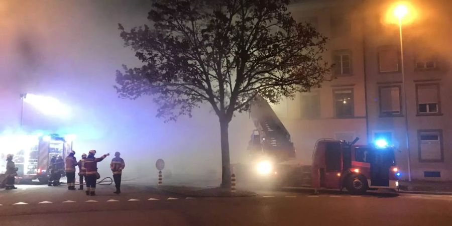 Die Feuerwehr vor dem betroffenen Einfamilienhaus in Solothurn.