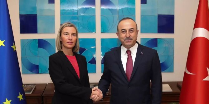 Mevlüt Cavusoglu (r), Aussenminister der Türkei, gibt Federica Mogherini, Vertreterin für EU Aussenpolitik, vor ihrem Treffen die Hand