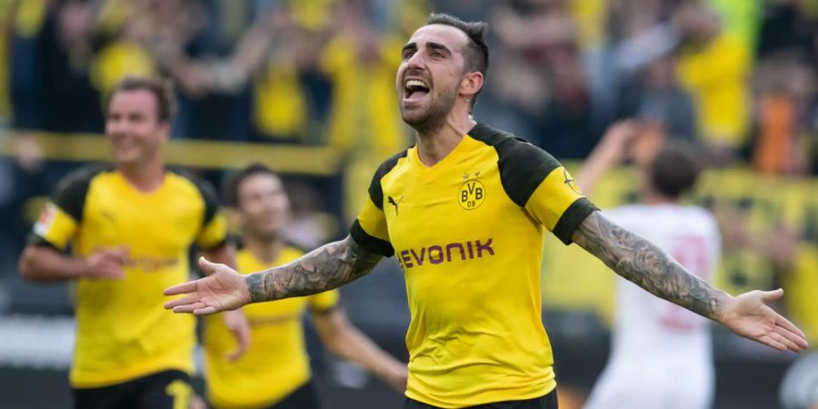 Paco Alcácer von Borussia Dortmund feiert seinen Treffer gegen den FC Augsburg.