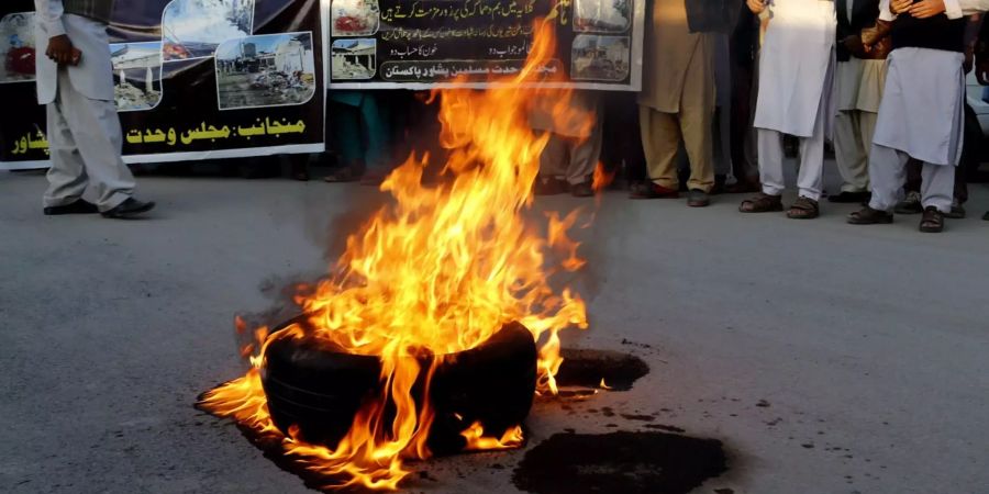 Studenten protestieren gegen die Bombenexplosion, die 35 Menschen in Orakzai in den Tod riss.