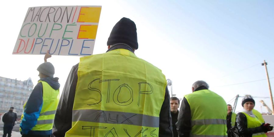 In Frankreich droht ein Mann mit «gelber Weste» mit Sprengstoff.