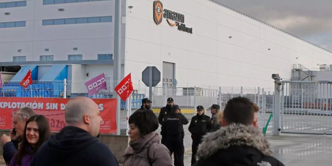 Polizisten stehen vor dem Eingang des Haupt-Logistikzentrums von Amazon Polizisten stehen vor dem Eingang des Haupt-Logistikzentrums von Amazon