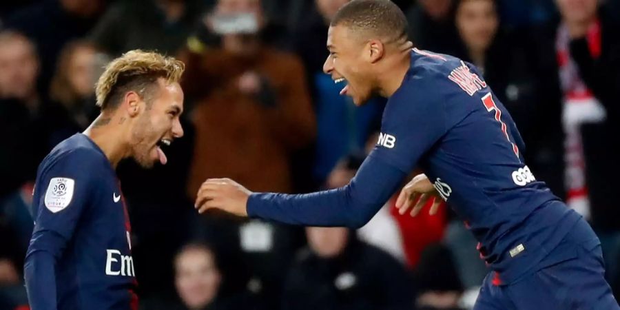 Die beiden Paris-Saint-Germain-Spieler Neymar (l.) und Kylian Mbappé (r.) feiern ein Goal.