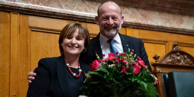 Der abtretende Nationalratspräsident Dominique de Buman, (CVP/FR), posiert mit seiner Nachfolgerin Marina Carobbio, (SP/TI), zu ihrer Wahl, am ersten Tag der Wintersession der Eidgenoessischen Räte. Der abtretende Nationalratspräsident Dominique de Buman, (CVP/FR), posiert mit seiner Nachfolgerin Marina Carobbio, (SP/TI), zu ihrer Wahl, am ersten Tag der Wintersession der Eidgenoessischen Räte.