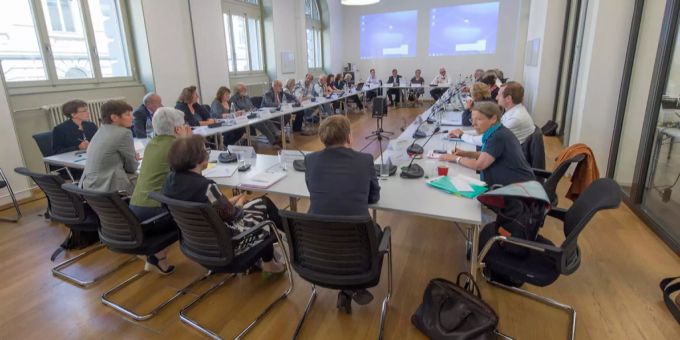 Der Runde Tisch der Konferenz der Kantonalen Sozialdirektorinnen und Sozialdirektoren (SODK) während der Sitzung. SODK