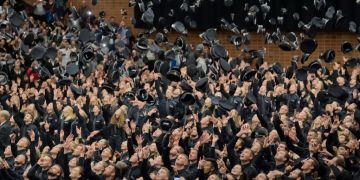 Absolventen der Polizeiakademie feiern ihren Abschluss.