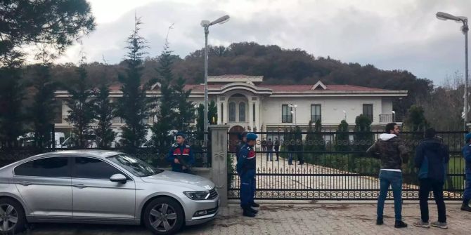 Mehrere Polizeibeamte stehen vor einer Luxusvilla in Yalova (TUR) Wache.