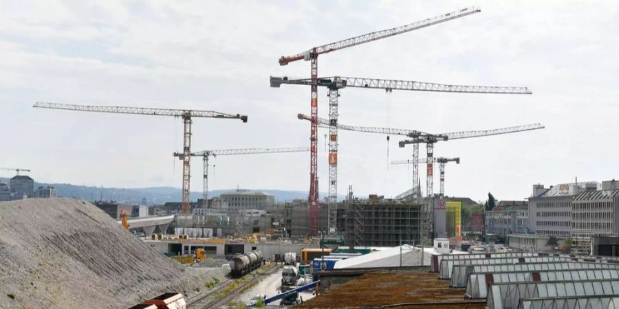Mehrere Baukräne ragen auf der Baustelle des Polizei- und Justizministeriums in Zürich in die Höhe.