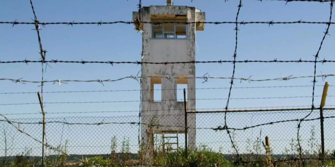 Ein verlassener Wachtturm in der inzwischen stillgelegten Militäranlage in Tancos, Portugal. Ein verlassener Wachtturm in der inzwischen stillgelegten Militäranlage in Tancos, Portugal.
