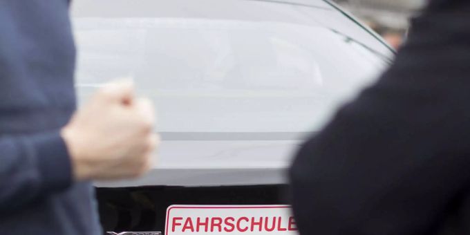 Fahrlehrer mit einem Fahrschüler. Fahrschule