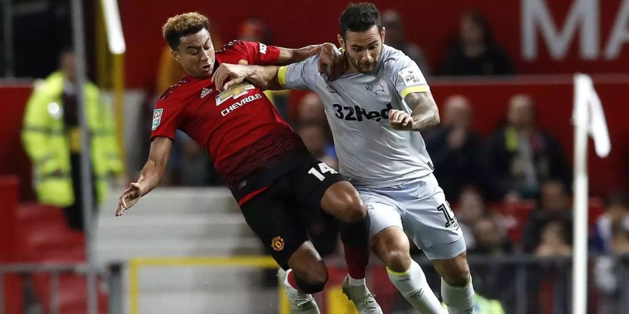 Jesse Lingard (links) von Manchester United und Derby Countys Bradley Johnson kämpfen um den Ball.