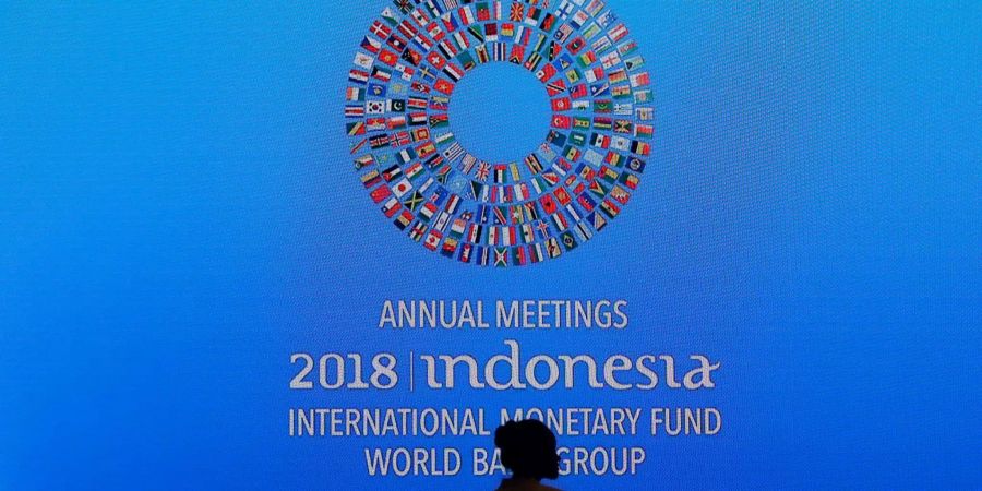 Eine Frau steht vor einer Monitoranzeige zur Jahrestagung der Internationalen Währungsfonds-Weltbank IWF in einem Konferenzraum in Bali (IDN).