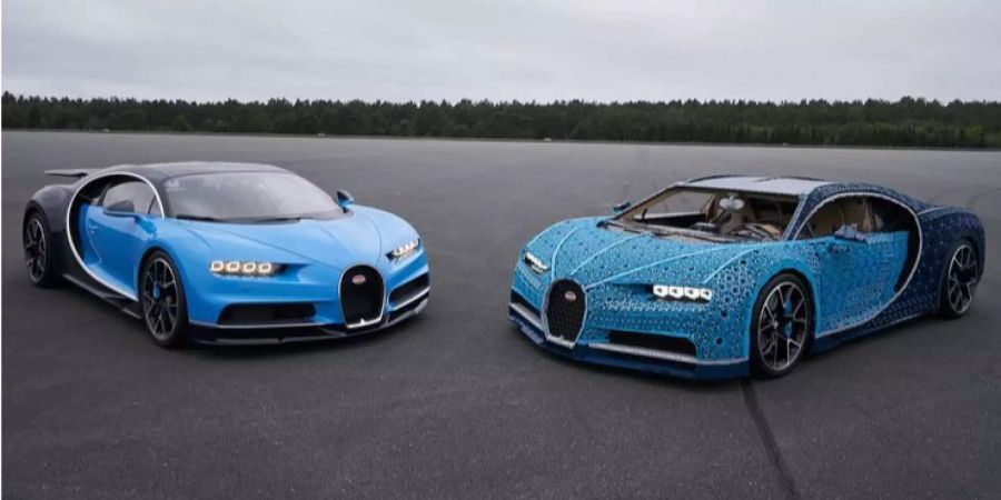 Der Bugatti Chiron im Original (l.) und aus Legosteinen.