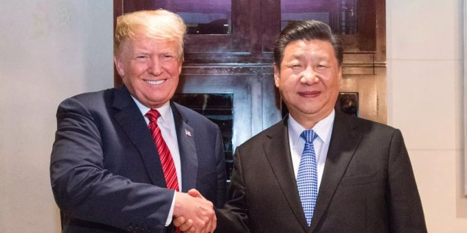 Während den Gesprächen zu einer vorläufigen Lösung im Handelsstreit sprach der chinesische Staatschef Xi Jinping (r.) seinem US-amerikanischen Amtskollegen Donald Trump (l.) sein Beileid aus. Der chinesische Präsident Xi Jinping (r.) gibt seinem US-amerikanischen Amtskollegen Donald Trump (l.) nach einem Gespräch beim G20-Gipfel die Hand.