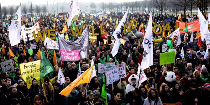 Zahlreiche Teilnehmer einer Demonstration von Umweltschützern mit dem Motto «Kohle Stoppen – Klimaschutz jetzt» haben sich am Kanzleramt versammelt.