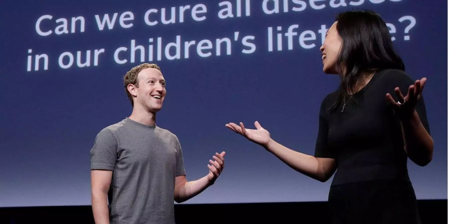 Mark Zuckerberg und seine Frau Priscilla Chan spenden mit ihrer Stiftung CZI 45 Millionen Dollar um soziale Projekte voranzutreiben.